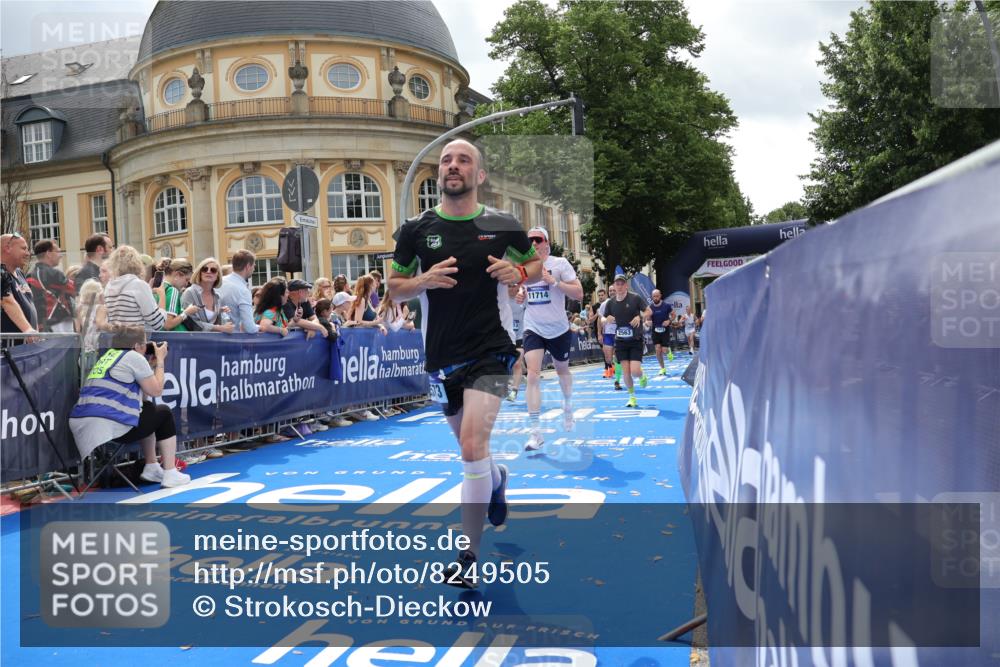 29.06.2025 - hella hamburg halbmarathon Strokosch-Dieckow http://msf.ph/oto/8249505 29.06.2025 10:39:53 Ziel 1603, 1975, 2525, 2563, 2573, 3626, 4766, 5375, 6149, 7981, 8467, 8574, 11714, 15421, 15813 meine-sportfotos.de