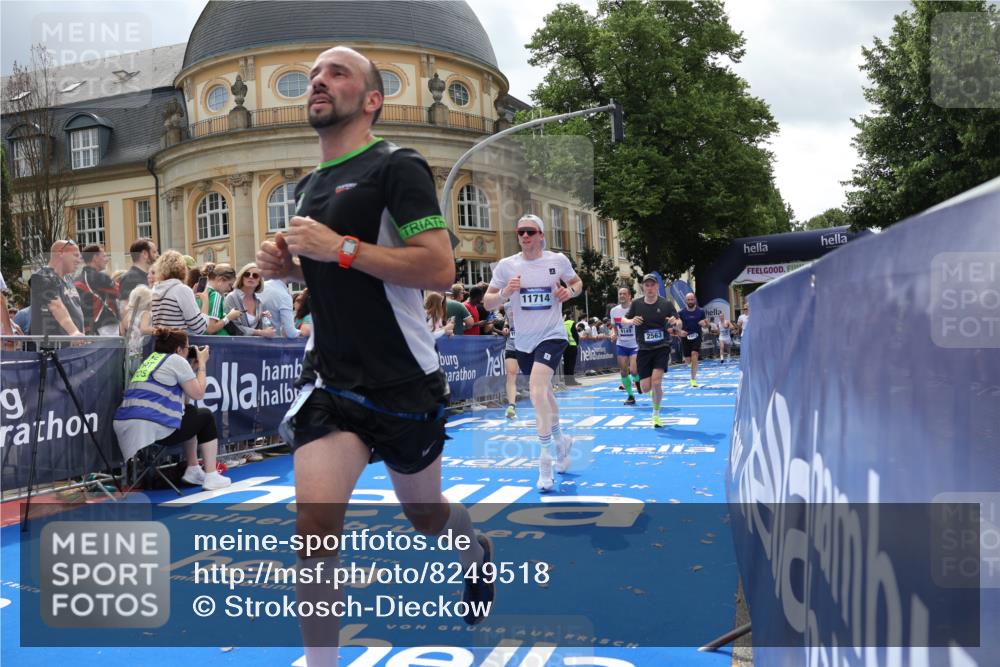 29.06.2025 - hella hamburg halbmarathon Strokosch-Dieckow http://msf.ph/oto/8249518 29.06.2025 10:39:54 Ziel 1603, 1975, 2525, 2563, 2573, 3626, 4766, 5050, 5375, 6080, 6149, 7981, 8467, 8574, 11714, 15421, 15813 meine-sportfotos.de