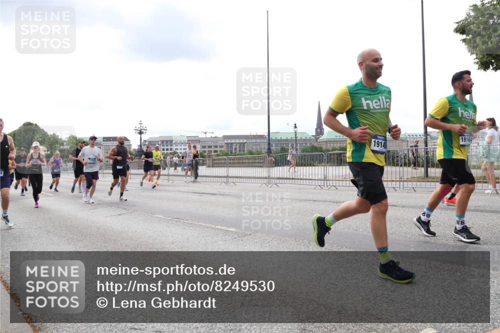 29.06.2025 - hella hamburg halbmarathon Lena Gebhardt http://msf.ph/oto/8249530 29.06.2025 10:34:06 Lombardsbrücke 1189, 1275, 1417, 1672, 1705, 1787, 1896, 2265, 2342, 2464, 2482, 2496, 2510, 2511, 2526, 2801, 2933, 3145, 3170, 3264, 3340, 3345, 3560, 3829, 3848, 4361, 4433, 4449, 4479, 4696, 4807, 4824, 4826, 4942, 5075, 5096, 5141, 5557, 5561, 5566, 5569, 5584, 5609, 5691, 5821, 5822, 5887, 6105, 6109, 6364, 6515, 6516, 6574, 6854, 6956, 7027, 7324, 7329, 7565, 7653, 8157, 8202, 8277, 8349, 8375, 8377, 8383, 8401, 8965, 9094, 9875, 9995, 10007, 10071, 10360, 10561, 10564 meine-sportfotos.de