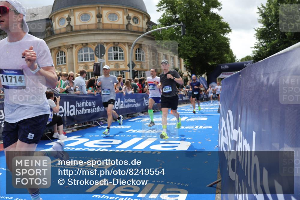 29.06.2025 - hella hamburg halbmarathon Strokosch-Dieckow http://msf.ph/oto/8249554 29.06.2025 10:39:55 Ziel 1603, 2525, 2563, 2573, 3626, 4766, 5050, 5375, 6080, 6149, 7981, 8467, 8574, 11714, 12091, 15421, 15813, 17973 meine-sportfotos.de