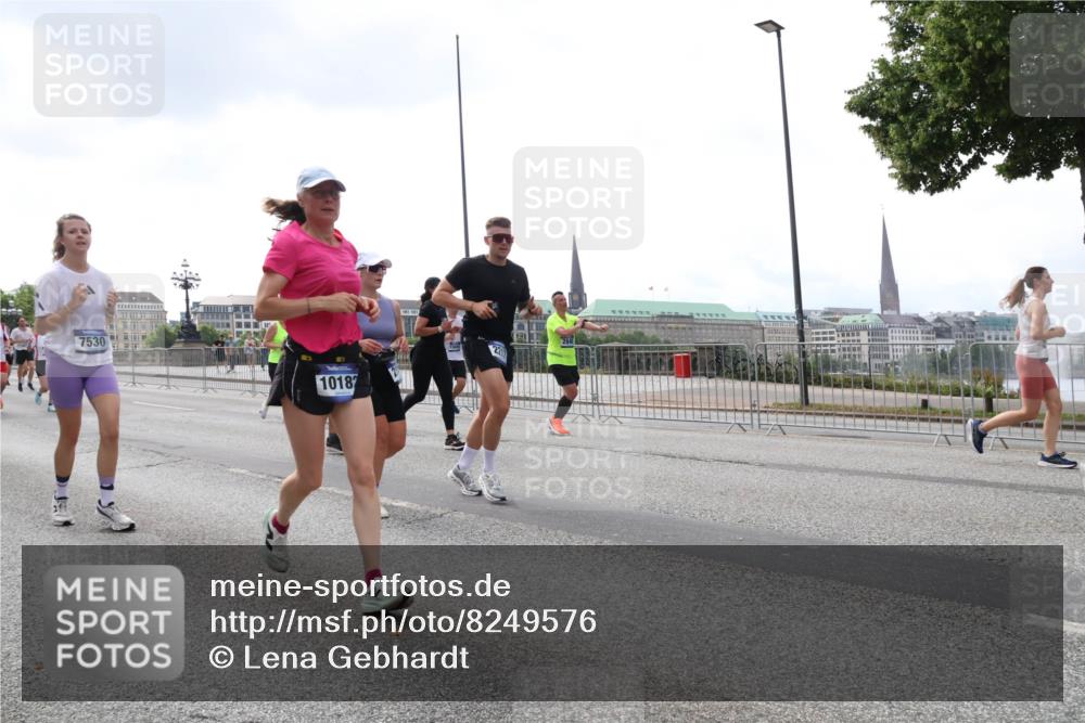 29.06.2025 - hella hamburg halbmarathon Lena Gebhardt http://msf.ph/oto/8249576 29.06.2025 10:45:38 Lombardsbrücke 1033, 1060, 1085, 1100, 1104, 1421, 1426, 1555, 1713, 1798, 1854, 1983, 2008, 2216, 2217, 2522, 2550, 2657, 2664, 2917, 2954, 2965, 2973, 3160, 3164, 3357, 3377, 3879, 3993, 4099, 4102, 4104, 4186, 4224, 4306, 4317, 4388, 4504, 4572, 4820, 4851, 5044, 5099, 5108, 5339, 5635, 5636, 5949, 6133, 6150, 6623, 6763, 6788, 6911, 6922, 6980, 7268, 7283, 7356, 7530, 7541, 7859, 8605, 8745, 9120, 9121, 9620, 10030, 10182, 10225, 10327, 10329, 10367, 10511, 11314 meine-sportfotos.de