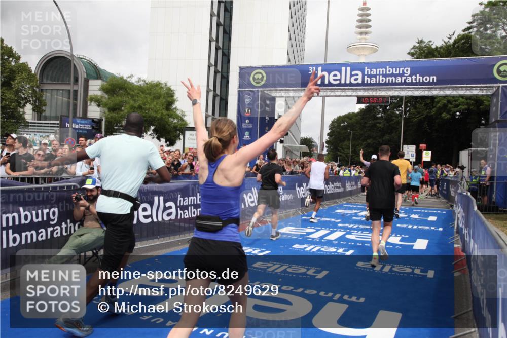 29.06.2025 - hella hamburg halbmarathon Michael Strokosch http://msf.ph/oto/8249629 29.06.2025 10:57:59 Ziel 1200, 2025, 2806, 2883, 3093, 3575, 7138, 7159, 7189, 9820, 11394, 12378, 13376, 13465, 14881, 15349, 16517, 17543, 18492, 18762 meine-sportfotos.de