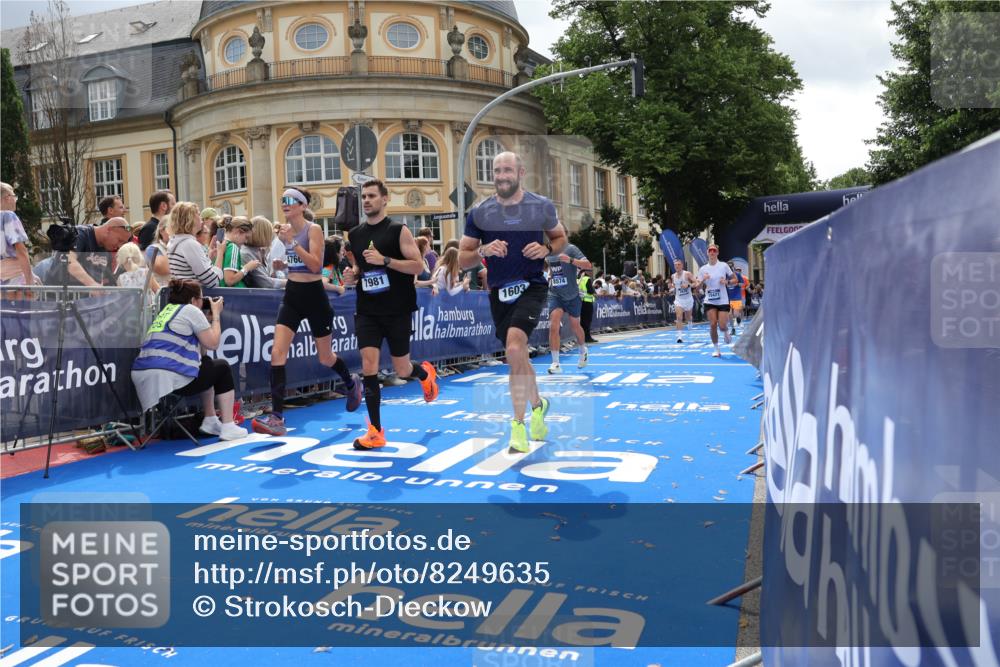 29.06.2025 - hella hamburg halbmarathon Strokosch-Dieckow http://msf.ph/oto/8249635 29.06.2025 10:39:56 Ziel 1603, 2525, 2563, 2573, 2826, 3626, 4766, 5050, 5375, 6080, 6149, 7981, 8467, 8574, 11714, 12091, 13514, 15421, 15813, 17973 meine-sportfotos.de