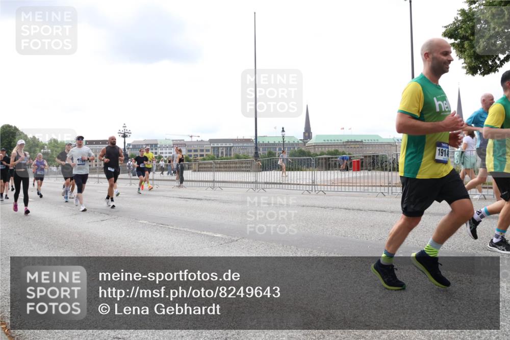 29.06.2025 - hella hamburg halbmarathon Lena Gebhardt http://msf.ph/oto/8249643 29.06.2025 10:34:06 Lombardsbrücke 1189, 1275, 1417, 1672, 1705, 1787, 1896, 2265, 2342, 2464, 2482, 2496, 2510, 2511, 2526, 2801, 2933, 3145, 3170, 3264, 3340, 3345, 3560, 3829, 3848, 4361, 4433, 4449, 4479, 4696, 4807, 4824, 4826, 4942, 5075, 5096, 5141, 5557, 5561, 5566, 5569, 5584, 5609, 5691, 5821, 5822, 5887, 6105, 6109, 6364, 6515, 6516, 6574, 6854, 6956, 7027, 7324, 7329, 7565, 7653, 8157, 8202, 8277, 8349, 8375, 8377, 8383, 8401, 8965, 9094, 9875, 9995, 10007, 10071, 10360, 10561, 10564 meine-sportfotos.de