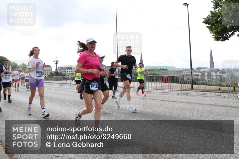 29.06.2025 - hella hamburg halbmarathon Lena Gebhardt http://msf.ph/oto/8249660 29.06.2025 10:45:38 Lombardsbrücke 1033, 1060, 1085, 1100, 1104, 1421, 1426, 1555, 1713, 1798, 1854, 1983, 2008, 2216, 2217, 2522, 2550, 2657, 2664, 2917, 2954, 2965, 2973, 3160, 3164, 3357, 3377, 3879, 3993, 4099, 4102, 4104, 4186, 4224, 4306, 4317, 4388, 4504, 4572, 4820, 4851, 5044, 5099, 5108, 5339, 5635, 5636, 5949, 6133, 6150, 6623, 6763, 6788, 6911, 6922, 6980, 7268, 7283, 7356, 7530, 7541, 7859, 8605, 8745, 9120, 9121, 9620, 10030, 10182, 10225, 10327, 10329, 10367, 10511, 11314 meine-sportfotos.de