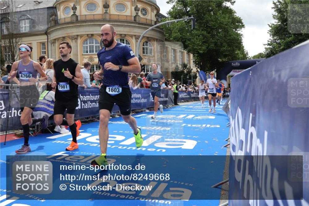 29.06.2025 - hella hamburg halbmarathon Strokosch-Dieckow http://msf.ph/oto/8249668 29.06.2025 10:39:57 Ziel 1603, 2563, 2573, 2826, 3626, 4766, 5050, 5375, 6080, 6149, 7981, 8467, 8574, 11714, 12091, 13514, 15421, 15813, 17973 meine-sportfotos.de