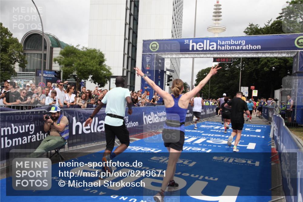 29.06.2025 - hella hamburg halbmarathon Michael Strokosch http://msf.ph/oto/8249671 29.06.2025 10:58:00 Ziel 1200, 2025, 2806, 2883, 3093, 3575, 4579, 6531, 7138, 7159, 7189, 8089, 9820, 11394, 12378, 13376, 13465, 14881, 15349, 15527, 17543, 18492, 18762 meine-sportfotos.de