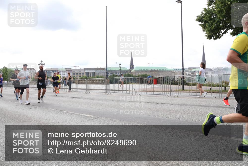 29.06.2025 - hella hamburg halbmarathon Lena Gebhardt http://msf.ph/oto/8249690 29.06.2025 10:34:06 Lombardsbrücke 1189, 1275, 1417, 1672, 1705, 1787, 1896, 2265, 2342, 2464, 2482, 2496, 2510, 2511, 2526, 2801, 2933, 3145, 3170, 3264, 3340, 3345, 3560, 3829, 3848, 4361, 4433, 4449, 4479, 4696, 4807, 4824, 4826, 4942, 5075, 5096, 5141, 5557, 5561, 5566, 5569, 5584, 5609, 5691, 5821, 5822, 5887, 6105, 6109, 6364, 6515, 6516, 6574, 6854, 6956, 7027, 7324, 7329, 7565, 7653, 8157, 8202, 8277, 8349, 8375, 8377, 8383, 8401, 8965, 9094, 9875, 9995, 10007, 10071, 10360, 10561, 10564 meine-sportfotos.de