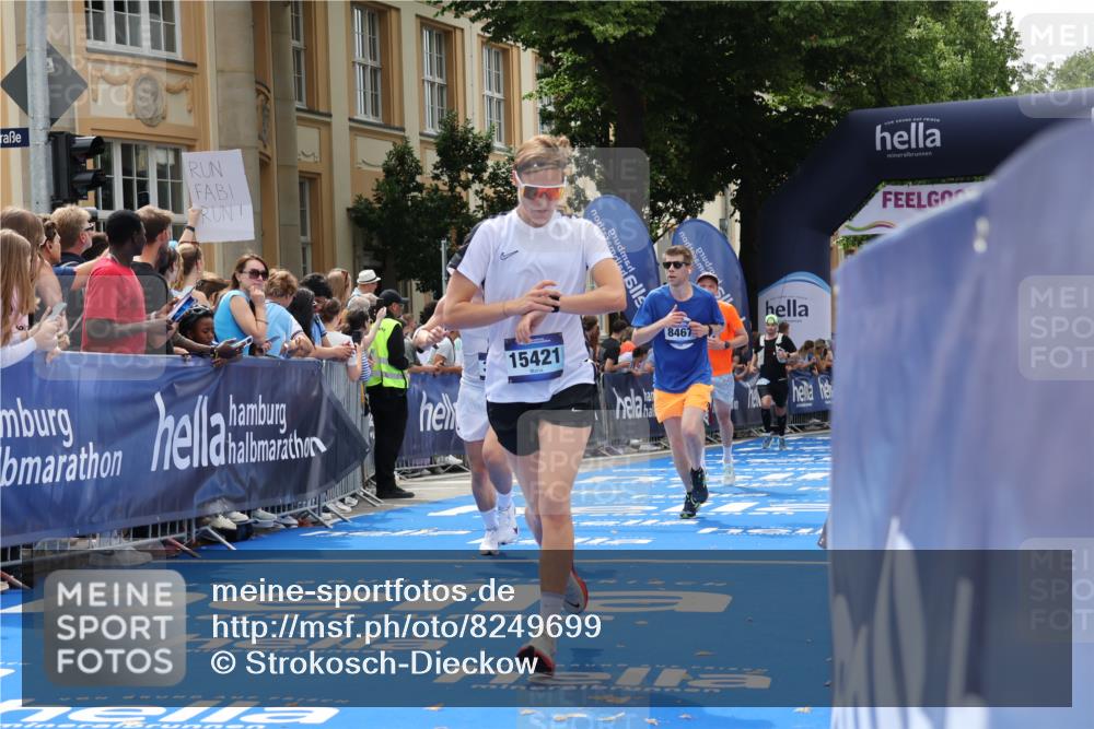 29.06.2025 - hella hamburg halbmarathon Strokosch-Dieckow http://msf.ph/oto/8249699 29.06.2025 10:39:58 Ziel 1603, 2563, 2826, 3626, 4766, 5050, 5375, 6080, 6149, 7981, 8467, 8574, 11714, 12091, 13514, 15421, 15424, 15813, 17973 meine-sportfotos.de