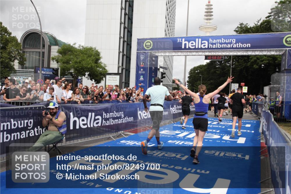 29.06.2025 - hella hamburg halbmarathon Michael Strokosch http://msf.ph/oto/8249700 29.06.2025 10:58:00 Ziel 1200, 2025, 2806, 2883, 3093, 3575, 4579, 6531, 7138, 7159, 7189, 8089, 9820, 11394, 12378, 13376, 13465, 14881, 15349, 15527, 17543, 18492, 18762 meine-sportfotos.de