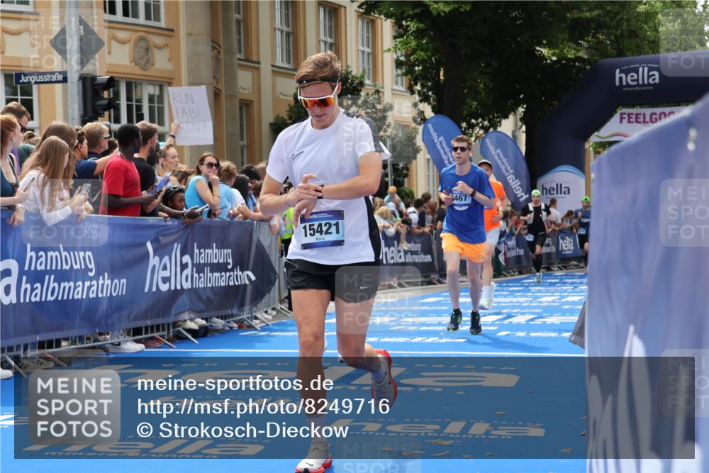 29.06.2025 - hella hamburg halbmarathon Strokosch-Dieckow http://msf.ph/oto/8249716 29.06.2025 10:39:58 Ziel 1603, 2563, 2826, 3626, 4766, 5050, 5375, 6080, 6149, 7981, 8467, 8574, 11714, 12091, 13514, 15421, 15424, 15813, 17973 meine-sportfotos.de