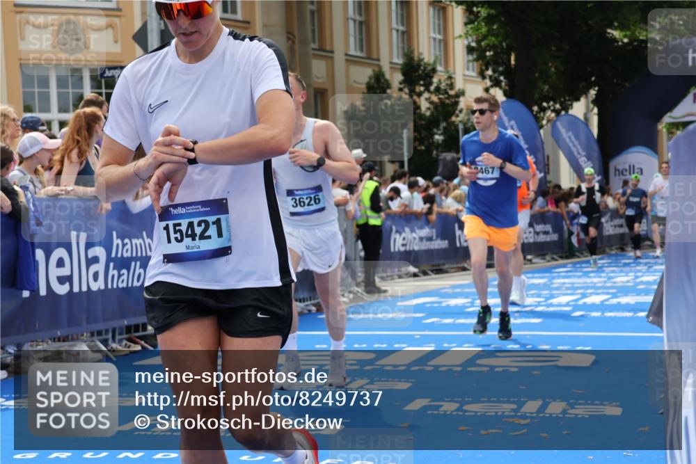 29.06.2025 - hella hamburg halbmarathon Strokosch-Dieckow http://msf.ph/oto/8249737 29.06.2025 10:39:59 Ziel 1603, 2563, 2826, 3626, 4766, 5050, 5375, 6080, 7981, 8467, 8574, 8933, 12091, 13514, 15421, 15424, 17973 meine-sportfotos.de