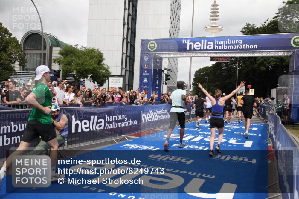 29.06.2025 - hella hamburg halbmarathon Michael Strokosch http://msf.ph/oto/8249743 29.06.2025 10:58:01 Ziel 1200, 2025, 2883, 3093, 3575, 4579, 6531, 7138, 7159, 7189, 8089, 9820, 11394, 12378, 13376, 13465, 14881, 15090, 15349, 15527, 17543, 18762 meine-sportfotos.de