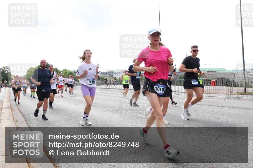 29.06.2025 - hella hamburg halbmarathon Lena Gebhardt http://msf.ph/oto/8249748 29.06.2025 10:45:38 Lombardsbrücke 1033, 1060, 1085, 1100, 1104, 1421, 1426, 1555, 1713, 1798, 1854, 1983, 2008, 2216, 2217, 2522, 2550, 2657, 2664, 2917, 2954, 2965, 2973, 3160, 3164, 3357, 3377, 3879, 3993, 4099, 4102, 4104, 4186, 4224, 4306, 4317, 4388, 4504, 4572, 4820, 4851, 5044, 5099, 5108, 5339, 5635, 5636, 5949, 6133, 6150, 6623, 6763, 6788, 6911, 6922, 6980, 7268, 7283, 7356, 7530, 7541, 7859, 8605, 8745, 9120, 9121, 9620, 10030, 10182, 10225, 10327, 10329, 10367, 10511, 11314 meine-sportfotos.de