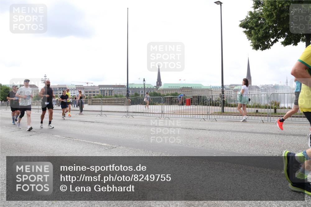 29.06.2025 - hella hamburg halbmarathon Lena Gebhardt http://msf.ph/oto/8249755 29.06.2025 10:34:06 Lombardsbrücke 1189, 1275, 1417, 1672, 1705, 1787, 1896, 2265, 2342, 2464, 2482, 2496, 2510, 2511, 2526, 2801, 2933, 3145, 3170, 3264, 3340, 3345, 3560, 3829, 3848, 4361, 4433, 4449, 4479, 4696, 4807, 4824, 4826, 4942, 5075, 5096, 5141, 5557, 5561, 5566, 5569, 5584, 5609, 5691, 5821, 5822, 5887, 6105, 6109, 6364, 6515, 6516, 6574, 6854, 6956, 7027, 7324, 7329, 7565, 7653, 8157, 8202, 8277, 8349, 8375, 8377, 8383, 8401, 8965, 9094, 9875, 9995, 10007, 10071, 10360, 10561, 10564 meine-sportfotos.de