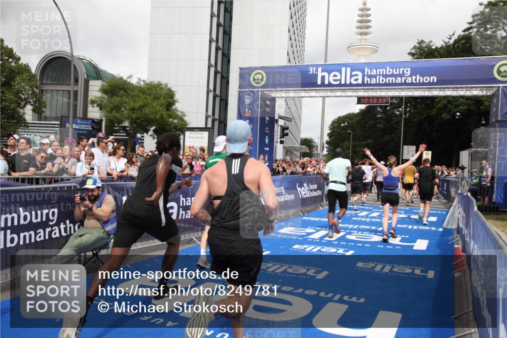 29.06.2025 - hella hamburg halbmarathon Michael Strokosch http://msf.ph/oto/8249781 29.06.2025 10:58:01 Ziel 1200, 2025, 2883, 3093, 3575, 4579, 6531, 7138, 7159, 7189, 8089, 9820, 11394, 12378, 13376, 13465, 14881, 15090, 15349, 15527, 17543, 18762 meine-sportfotos.de
