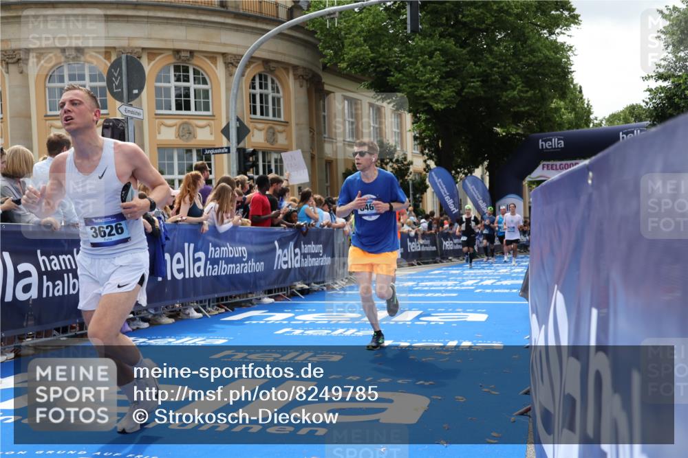 29.06.2025 - hella hamburg halbmarathon Strokosch-Dieckow http://msf.ph/oto/8249785 29.06.2025 10:40:00 Ziel 1603, 2826, 3626, 5050, 5375, 6080, 7981, 8467, 8574, 8933, 12091, 13514, 15421, 15424, 17973 meine-sportfotos.de