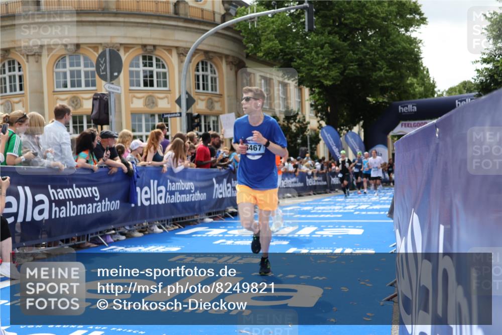 29.06.2025 - hella hamburg halbmarathon Strokosch-Dieckow http://msf.ph/oto/8249821 29.06.2025 10:40:00 Ziel 1603, 2826, 3626, 5050, 5375, 6080, 7981, 8467, 8574, 8933, 12091, 13514, 15421, 15424, 17973 meine-sportfotos.de