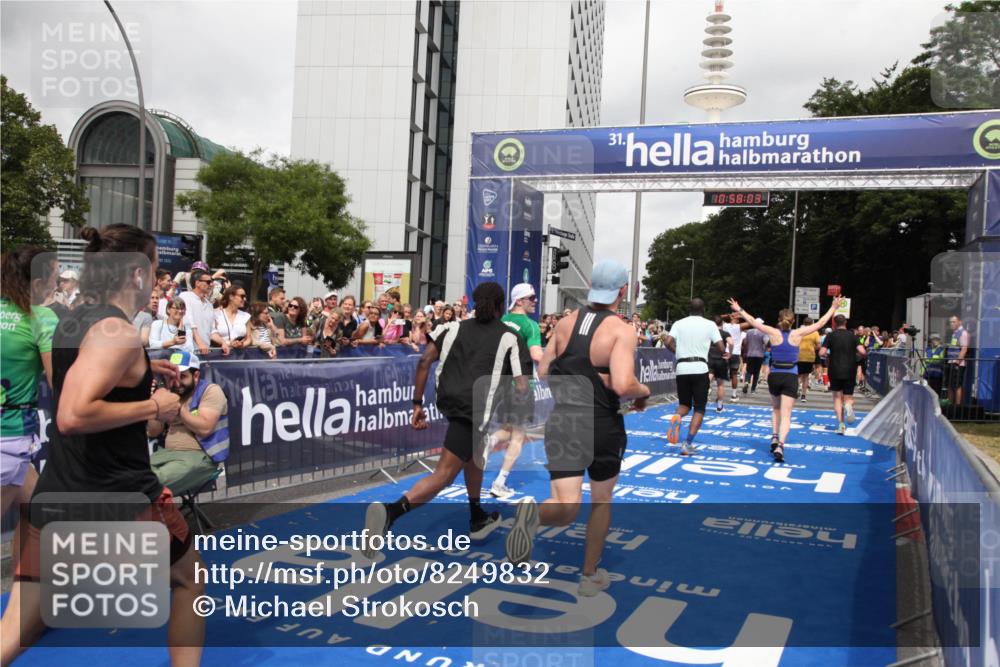 29.06.2025 - hella hamburg halbmarathon Michael Strokosch http://msf.ph/oto/8249832 29.06.2025 10:58:02 Ziel 1200, 2025, 3093, 3141, 3575, 4579, 6531, 7138, 7159, 7189, 8089, 10036, 11394, 11832, 12378, 12773, 13376, 13465, 14881, 15090, 15349, 15527, 17543, 18762 meine-sportfotos.de