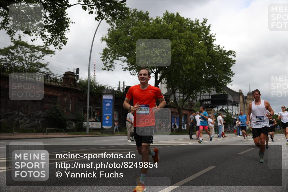 29.06.2025 - hella hamburg halbmarathon Yannick Fuchs http://msf.ph/oto/8249854 29.06.2025 10:47:53 20KM 1030, 1267, 1422, 1442, 1502, 1549, 1870, 2058, 2070, 2354, 2518, 2630, 3096, 3103, 3819, 4299, 5020, 5259, 5638, 6260, 6294, 6374, 6481, 6511, 6512, 6942, 7274, 7395, 7478, 7973, 8285, 8335, 8394, 9032, 9380, 9791, 9922, 11068, 11430, 11844, 12321, 12607, 12632, 13033, 13397, 13794, 13803, 13865, 13912, 14026, 14239, 14702, 15146, 15441, 15502, 15838, 15856, 15946, 16477, 16780, 17348, 17482, 18143, 18308, 18418, 18450, 18514, 18612, 19067 meine-sportfotos.de
