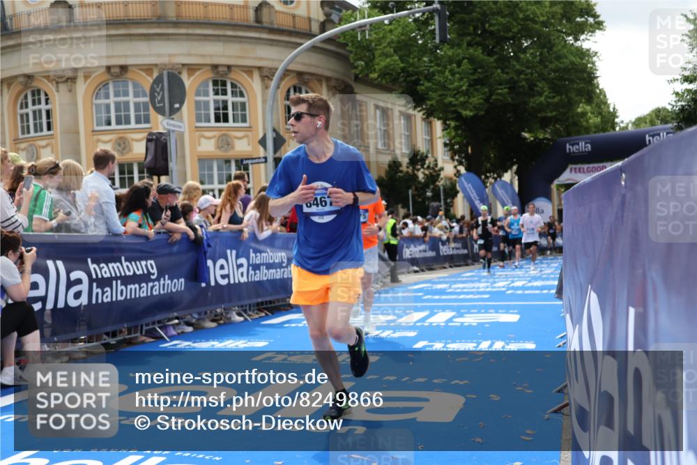 29.06.2025 - hella hamburg halbmarathon Strokosch-Dieckow http://msf.ph/oto/8249866 29.06.2025 10:40:01 Ziel 2826, 3626, 5007, 5050, 5375, 5508, 6080, 7981, 8467, 8574, 8933, 12091, 13514, 15421, 15424, 17973 meine-sportfotos.de