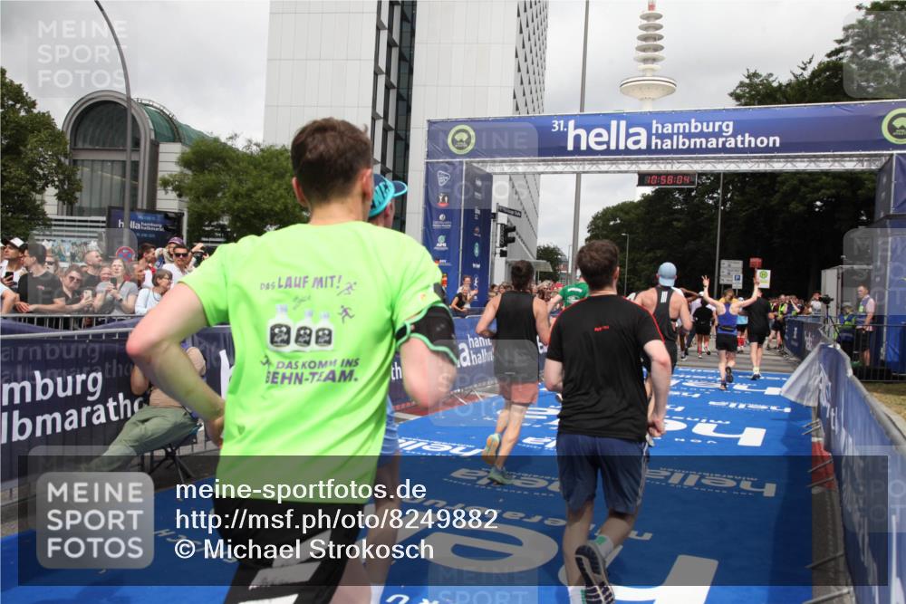 29.06.2025 - hella hamburg halbmarathon Michael Strokosch http://msf.ph/oto/8249882 29.06.2025 10:58:02 Ziel 1200, 2025, 3093, 3141, 3575, 4579, 6531, 7138, 7159, 7189, 8089, 10036, 11394, 11832, 12378, 12773, 13376, 13465, 14881, 15090, 15349, 15527, 17543, 18762 meine-sportfotos.de
