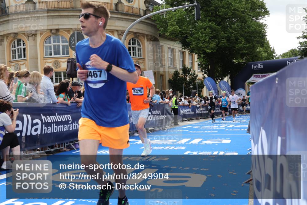 29.06.2025 - hella hamburg halbmarathon Strokosch-Dieckow http://msf.ph/oto/8249904 29.06.2025 10:40:01 Ziel 2826, 3626, 5007, 5050, 5375, 5508, 6080, 7981, 8467, 8574, 8933, 12091, 13514, 15421, 15424, 17973 meine-sportfotos.de