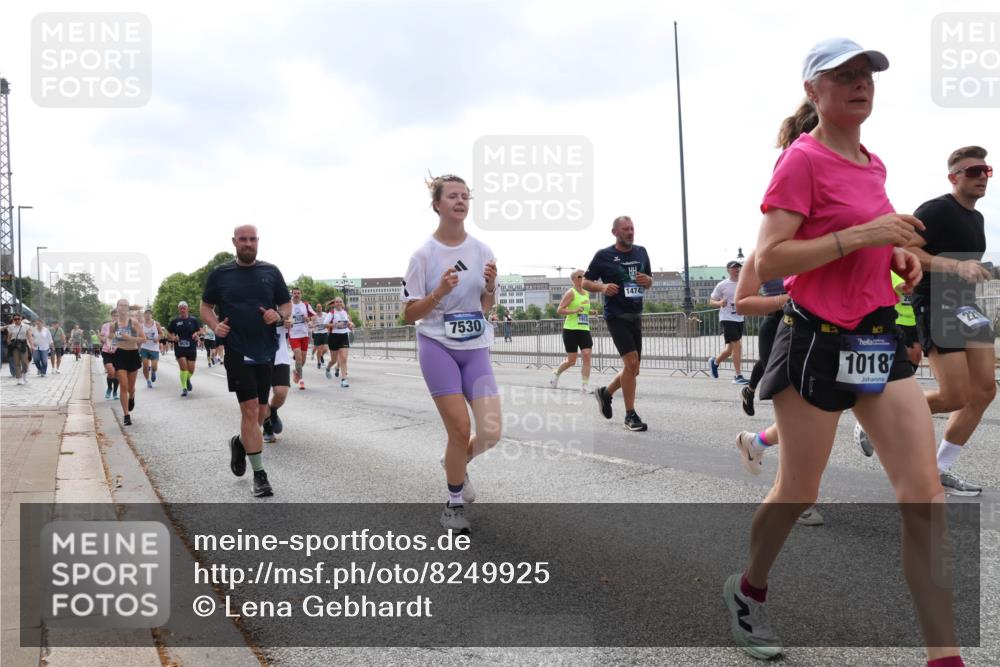 29.06.2025 - hella hamburg halbmarathon Lena Gebhardt http://msf.ph/oto/8249925 29.06.2025 10:45:38 Lombardsbrücke 1033, 1060, 1085, 1100, 1104, 1421, 1426, 1555, 1713, 1798, 1854, 1983, 2008, 2216, 2217, 2522, 2550, 2657, 2664, 2917, 2954, 2965, 2973, 3160, 3164, 3357, 3377, 3879, 3993, 4099, 4102, 4104, 4186, 4224, 4306, 4317, 4388, 4504, 4572, 4820, 4851, 5044, 5099, 5108, 5339, 5635, 5636, 5949, 6133, 6150, 6623, 6763, 6788, 6911, 6922, 6980, 7268, 7283, 7356, 7530, 7541, 7859, 8605, 8745, 9120, 9121, 9620, 10030, 10182, 10225, 10327, 10329, 10367, 10511, 11314 meine-sportfotos.de