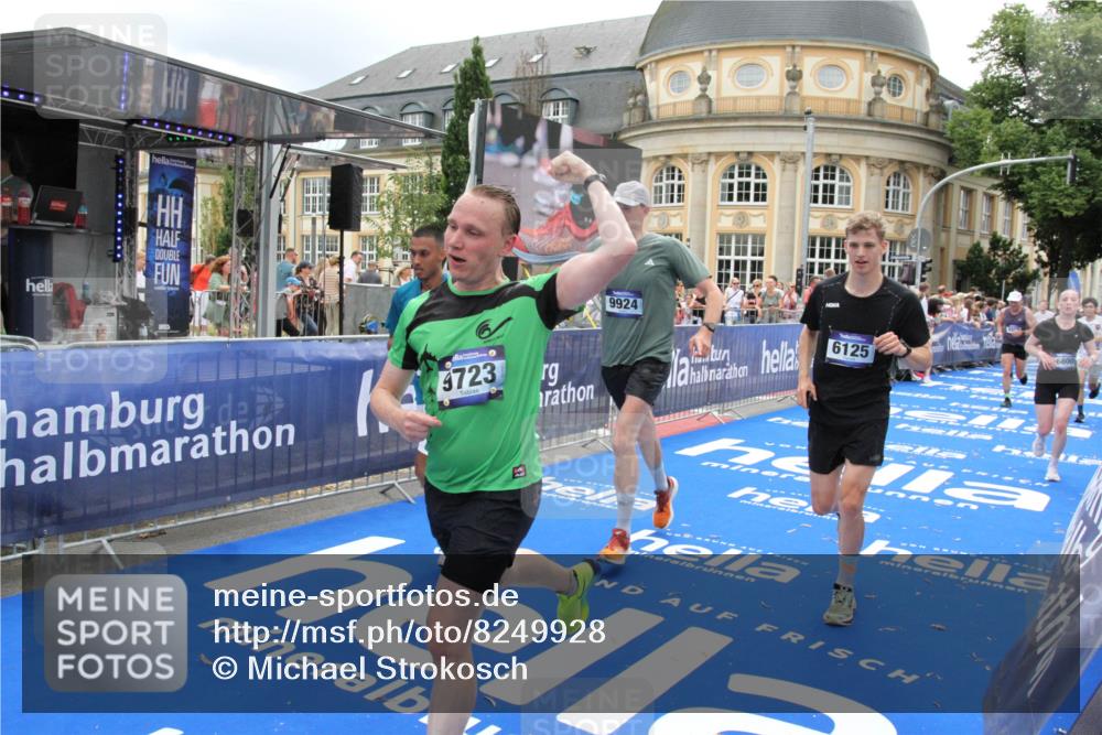 29.06.2025 - hella hamburg halbmarathon Michael Strokosch http://msf.ph/oto/8249928 29.06.2025 10:49:52 Ziel 3543, 4017, 5460, 5894, 6125, 8455, 9126, 9200, 9551, 9597, 9723, 9924, 11975, 13159, 13463, 14794, 16800, 17282, 17753, 19109, 19122 meine-sportfotos.de