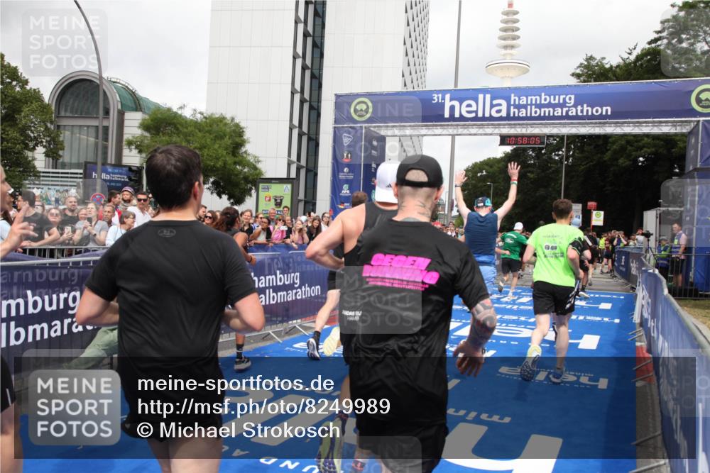 29.06.2025 - hella hamburg halbmarathon Michael Strokosch http://msf.ph/oto/8249989 29.06.2025 10:58:04 Ziel 1200, 2025, 3093, 3141, 3575, 4579, 6531, 6892, 7159, 7189, 8089, 10036, 11394, 11832, 12378, 12773, 13465, 14881, 15090, 15349, 15527, 18762 meine-sportfotos.de