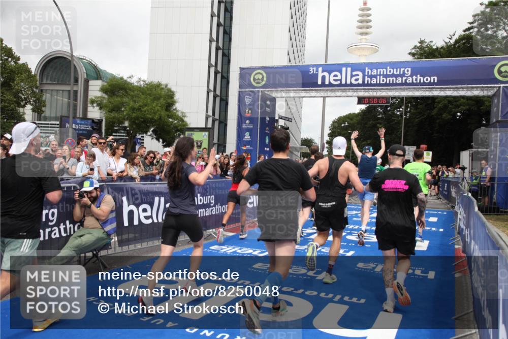 29.06.2025 - hella hamburg halbmarathon Michael Strokosch http://msf.ph/oto/8250048 29.06.2025 10:58:04 Ziel 1200, 2025, 3093, 3141, 3575, 4579, 6531, 6892, 7159, 7189, 8089, 10036, 11394, 11832, 12378, 12773, 13465, 14881, 15090, 15349, 15527, 18762 meine-sportfotos.de