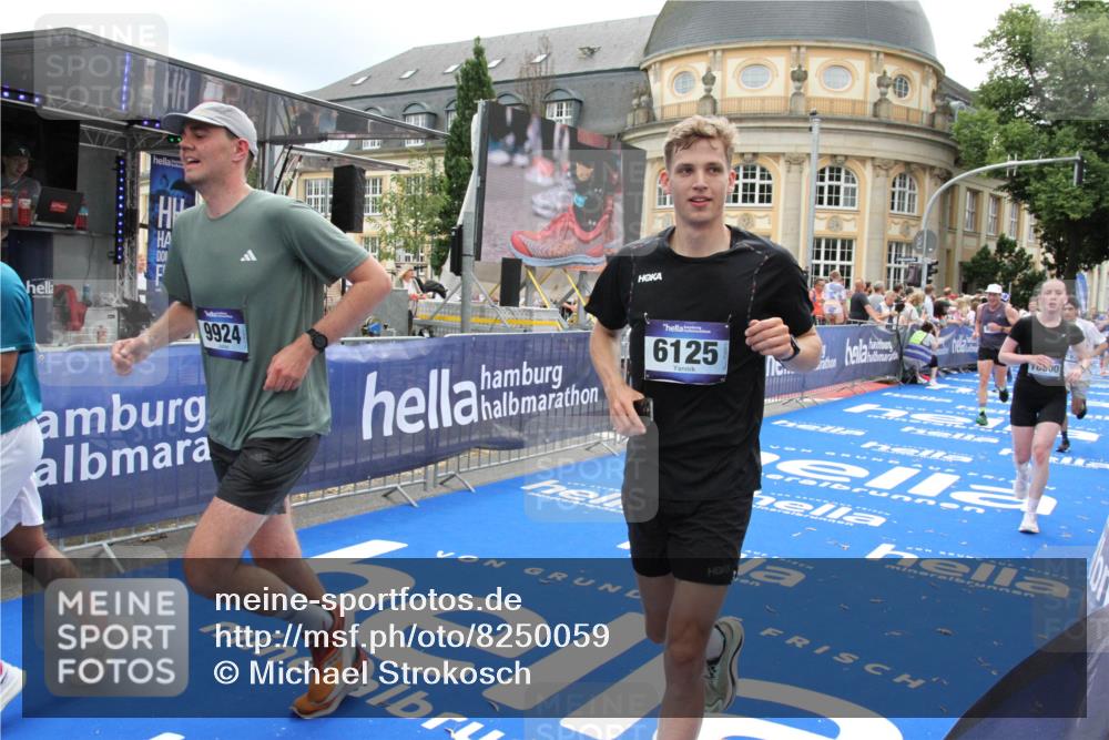 29.06.2025 - hella hamburg halbmarathon Michael Strokosch http://msf.ph/oto/8250059 29.06.2025 10:49:52 Ziel 3543, 4017, 5460, 5894, 6125, 8455, 9126, 9200, 9551, 9597, 9723, 9924, 11975, 13159, 13463, 14794, 16800, 17282, 17753, 19109, 19122 meine-sportfotos.de