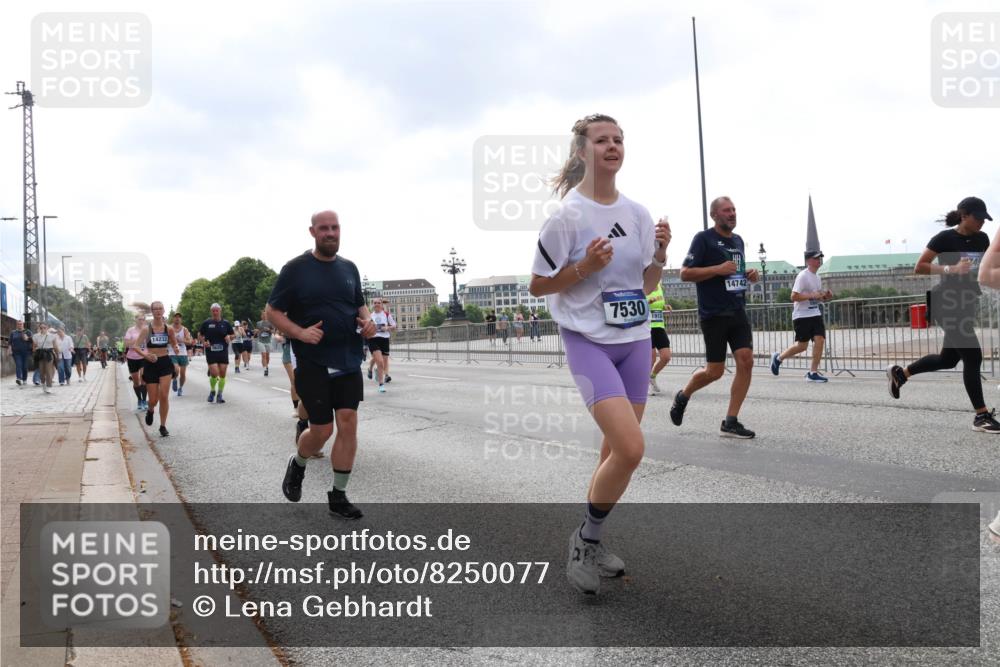 29.06.2025 - hella hamburg halbmarathon Lena Gebhardt http://msf.ph/oto/8250077 29.06.2025 10:45:39 Lombardsbrücke 1033, 1060, 1085, 1100, 1104, 1421, 1426, 1555, 1713, 1798, 1854, 1983, 2008, 2216, 2217, 2522, 2550, 2657, 2664, 2917, 2954, 2965, 2973, 3160, 3164, 3357, 3377, 3879, 3993, 4099, 4102, 4104, 4186, 4224, 4306, 4317, 4388, 4504, 4572, 4820, 4851, 5044, 5099, 5108, 5339, 5635, 5636, 5949, 6133, 6150, 6333, 6623, 6763, 6788, 6911, 6922, 6980, 7268, 7283, 7356, 7530, 7541, 7859, 8605, 8745, 9120, 9121, 9620, 10030, 10182, 10225, 10327, 10329, 10367, 10511, 11314 meine-sportfotos.de
