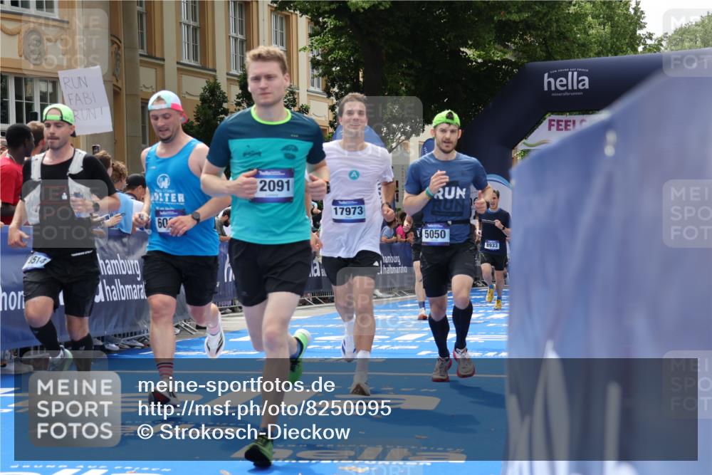 29.06.2025 - hella hamburg halbmarathon Strokosch-Dieckow http://msf.ph/oto/8250095 29.06.2025 10:40:04 Ziel 2826, 4381, 5007, 5050, 5375, 5409, 5508, 5916, 6080, 7495, 8467, 8933, 12091, 13514, 13667, 15424, 17973, 18979 meine-sportfotos.de