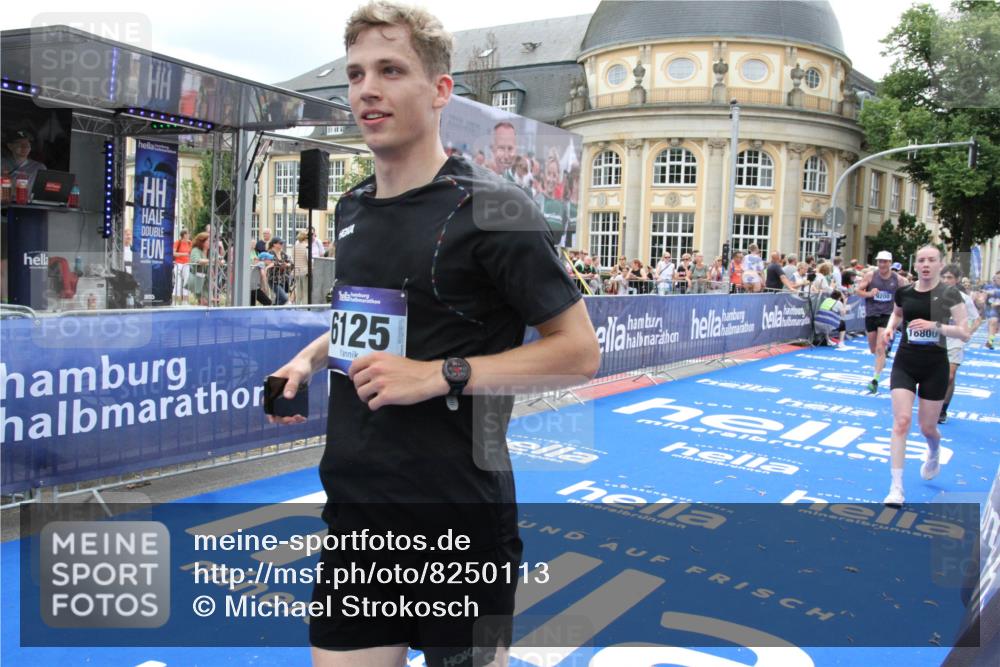 29.06.2025 - hella hamburg halbmarathon Michael Strokosch http://msf.ph/oto/8250113 29.06.2025 10:49:53 Ziel 4017, 5460, 6125, 8455, 9126, 9200, 9551, 9597, 9723, 9924, 11975, 13159, 13463, 14794, 16800, 17753, 19109, 19122 meine-sportfotos.de