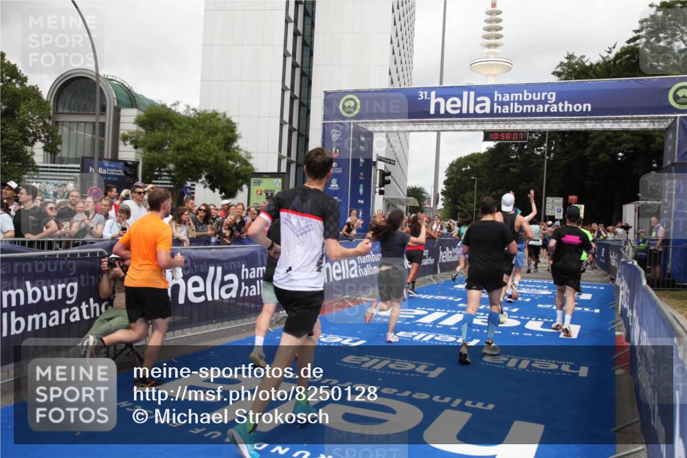 29.06.2025 - hella hamburg halbmarathon Michael Strokosch http://msf.ph/oto/8250128 29.06.2025 10:58:05 Ziel 1200, 1611, 2025, 3093, 3141, 3575, 4319, 4579, 6531, 6892, 7159, 7189, 8089, 10036, 11832, 12378, 12773, 13465, 14881, 15090, 15527, 18762 meine-sportfotos.de