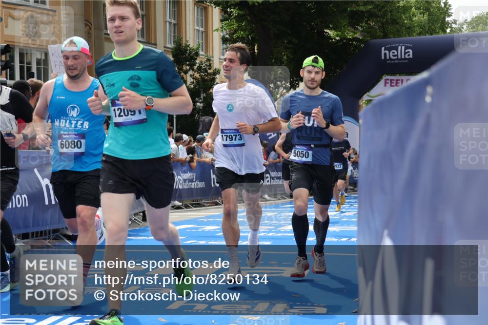 29.06.2025 - hella hamburg halbmarathon Strokosch-Dieckow http://msf.ph/oto/8250134 29.06.2025 10:40:04 Ziel 2826, 4381, 5007, 5050, 5375, 5409, 5508, 5916, 6080, 7495, 8467, 8933, 12091, 13514, 13667, 15424, 17973, 18979 meine-sportfotos.de