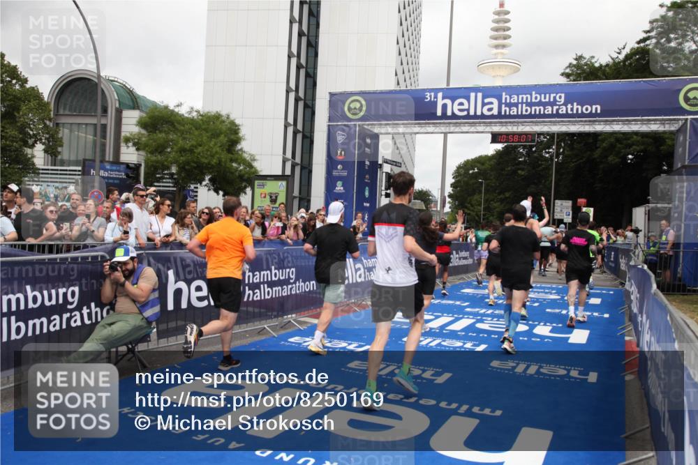 29.06.2025 - hella hamburg halbmarathon Michael Strokosch http://msf.ph/oto/8250169 29.06.2025 10:58:06 Ziel 1200, 1611, 2025, 3093, 3141, 4319, 4579, 6531, 6892, 7189, 8089, 10036, 10408, 11832, 12378, 12773, 13465, 13666, 15090, 15527, 18762 meine-sportfotos.de