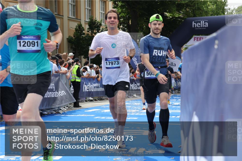 29.06.2025 - hella hamburg halbmarathon Strokosch-Dieckow http://msf.ph/oto/8250173 29.06.2025 10:40:05 Ziel 2826, 3547, 4381, 5007, 5050, 5375, 5409, 5508, 5916, 6080, 7495, 8933, 10968, 11731, 12091, 13514, 13667, 15424, 17973, 18979 meine-sportfotos.de