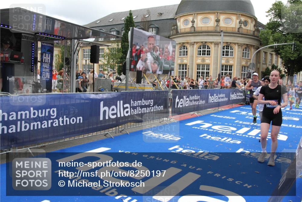 29.06.2025 - hella hamburg halbmarathon Michael Strokosch http://msf.ph/oto/8250197 29.06.2025 10:49:53 Ziel 4017, 5460, 6125, 8455, 9126, 9200, 9551, 9597, 9723, 9924, 11975, 13159, 13463, 14794, 16800, 17753, 19109, 19122 meine-sportfotos.de