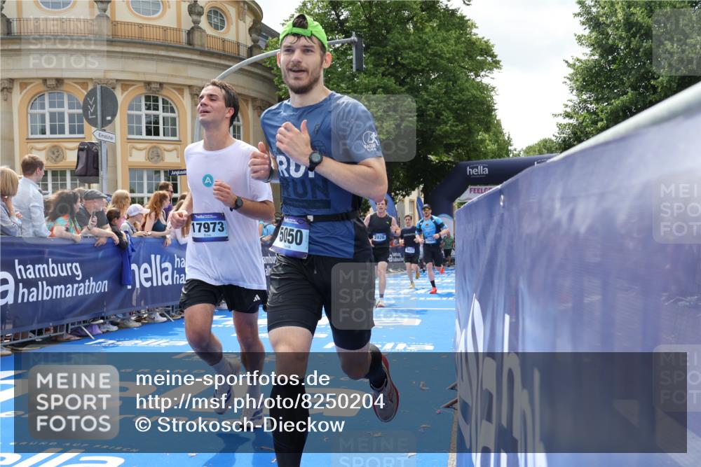 29.06.2025 - hella hamburg halbmarathon Strokosch-Dieckow http://msf.ph/oto/8250204 29.06.2025 10:40:06 Ziel 2826, 3547, 4381, 5007, 5050, 5409, 5410, 5508, 5916, 6080, 7495, 8465, 8933, 10968, 11731, 12091, 12704, 13514, 13667, 15424, 17973, 18979 meine-sportfotos.de