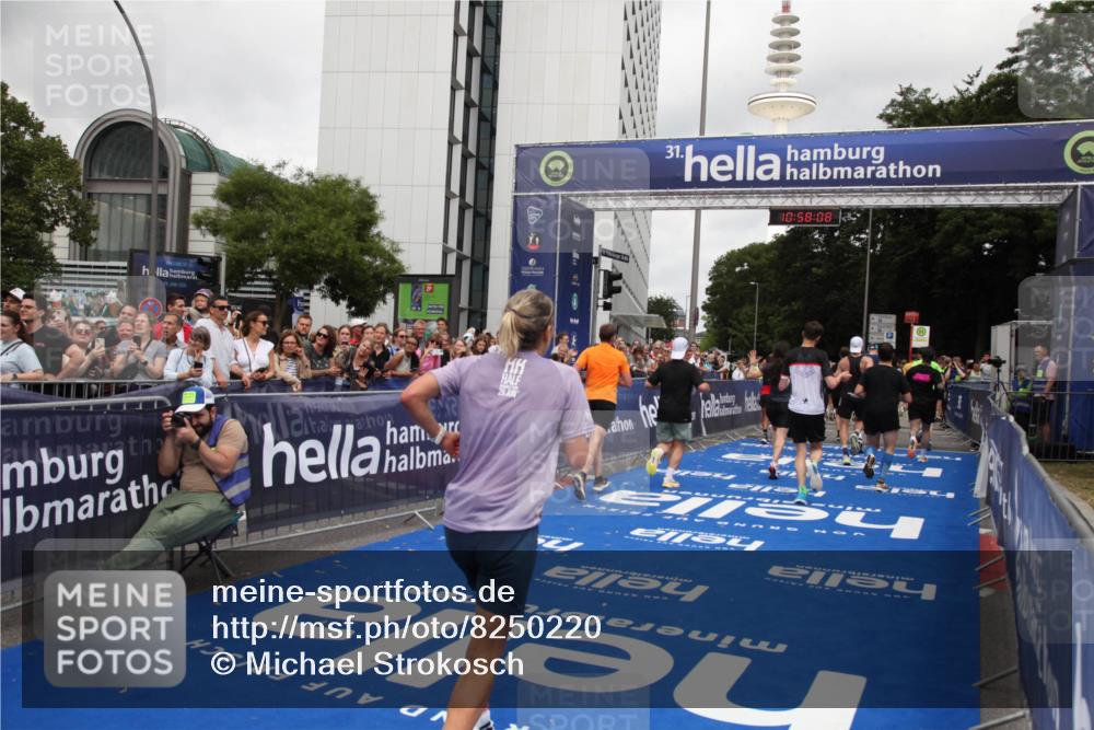 29.06.2025 - hella hamburg halbmarathon Michael Strokosch http://msf.ph/oto/8250220 29.06.2025 10:58:07 Ziel 1200, 1611, 3141, 4319, 4579, 6531, 6892, 8089, 10036, 10408, 11832, 12378, 12773, 13465, 13666, 15090, 15189, 15527, 18762 meine-sportfotos.de