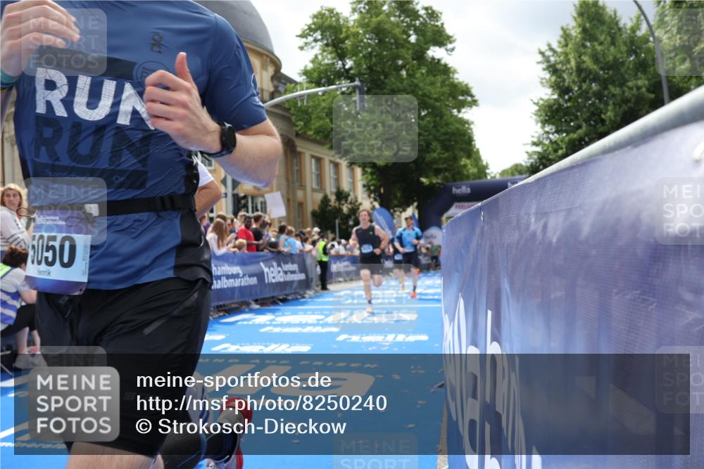 29.06.2025 - hella hamburg halbmarathon Strokosch-Dieckow http://msf.ph/oto/8250240 29.06.2025 10:40:06 Ziel 2826, 3547, 4381, 5007, 5050, 5409, 5410, 5508, 5916, 6080, 7495, 8465, 8933, 10968, 11731, 12091, 12704, 13514, 13667, 15424, 17973, 18979 meine-sportfotos.de