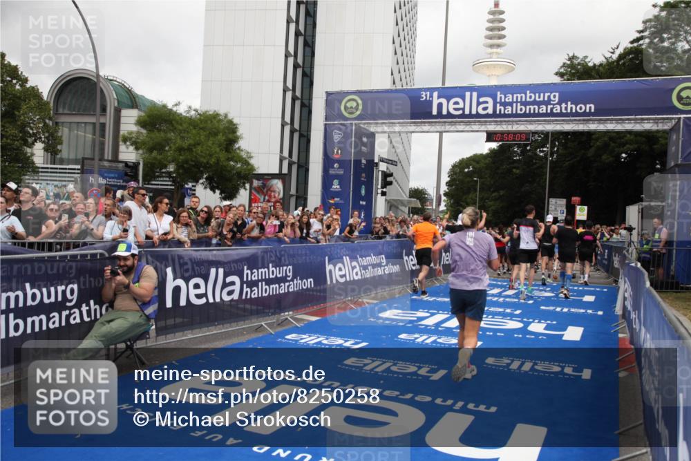 29.06.2025 - hella hamburg halbmarathon Michael Strokosch http://msf.ph/oto/8250258 29.06.2025 10:58:08 Ziel 1200, 1563, 1611, 3141, 4319, 4579, 6531, 6892, 8089, 10036, 10408, 11832, 12378, 12773, 13465, 13666, 15090, 15189, 15527, 18762 meine-sportfotos.de