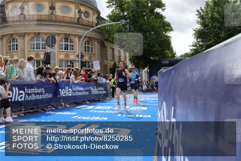 29.06.2025 - hella hamburg halbmarathon Strokosch-Dieckow http://msf.ph/oto/8250285 29.06.2025 10:40:07 Ziel 2826, 3547, 4381, 5007, 5050, 5409, 5410, 5508, 5916, 6080, 7495, 8465, 8933, 10968, 11731, 12091, 12704, 13514, 13667, 15424, 17973, 18614, 18979 meine-sportfotos.de