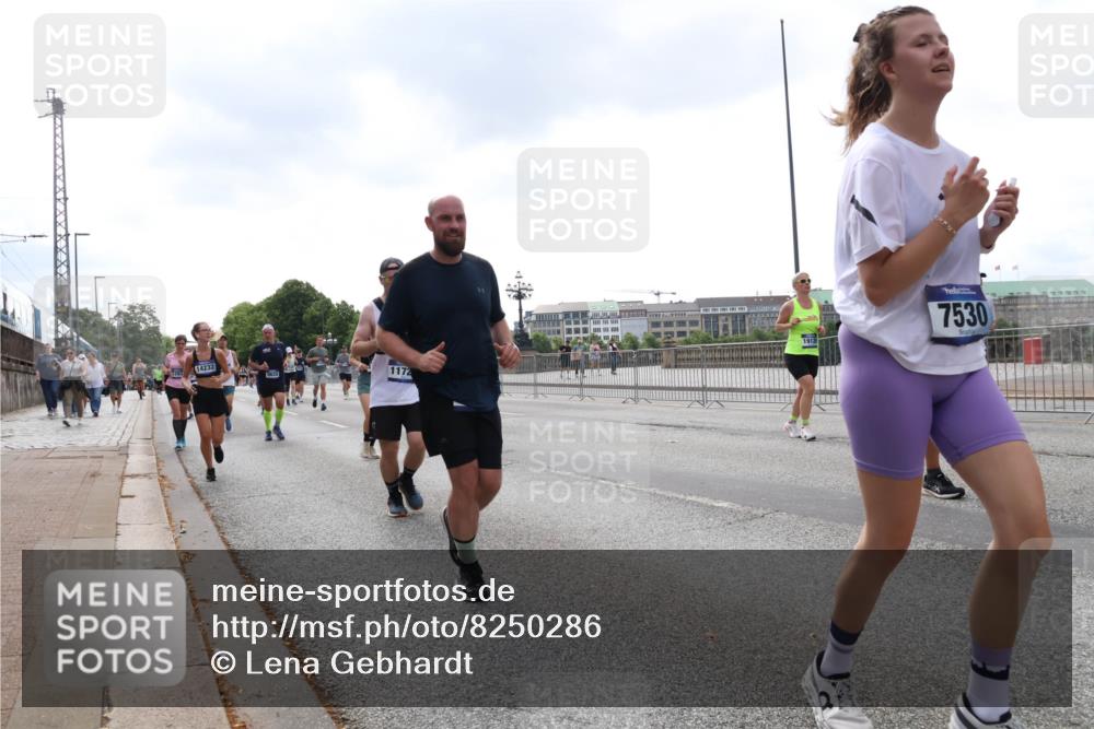 29.06.2025 - hella hamburg halbmarathon Lena Gebhardt http://msf.ph/oto/8250286 29.06.2025 10:45:39 Lombardsbrücke 1033, 1060, 1085, 1100, 1104, 1421, 1426, 1555, 1713, 1798, 1854, 1983, 2008, 2216, 2217, 2522, 2550, 2657, 2664, 2917, 2954, 2965, 2973, 3160, 3164, 3357, 3377, 3879, 3993, 4099, 4102, 4104, 4186, 4224, 4306, 4317, 4388, 4504, 4572, 4820, 4851, 5044, 5099, 5108, 5339, 5635, 5636, 5949, 6133, 6150, 6333, 6623, 6763, 6788, 6911, 6922, 6980, 7268, 7283, 7356, 7530, 7541, 7859, 8605, 8745, 9120, 9121, 9620, 10030, 10182, 10225, 10327, 10329, 10367, 10511, 11314 meine-sportfotos.de