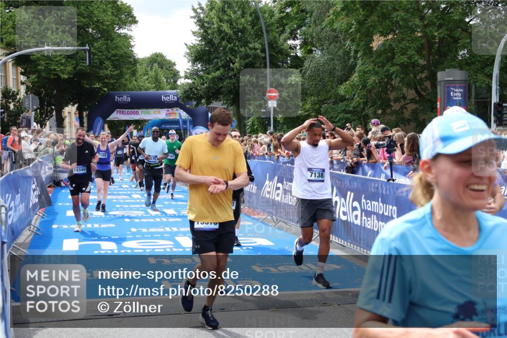 29.06.2025 - hella hamburg halbmarathon Zöllner http://msf.ph/oto/8250288 29.06.2025 10:58:01 Ziel 1200, 2025, 3093, 3141, 3575, 4579, 6531, 7138, 7159, 7189, 8089, 10036, 11394, 11832, 12378, 12773, 13376, 13465, 14881, 15090, 15349, 15527, 17543, 18762 meine-sportfotos.de