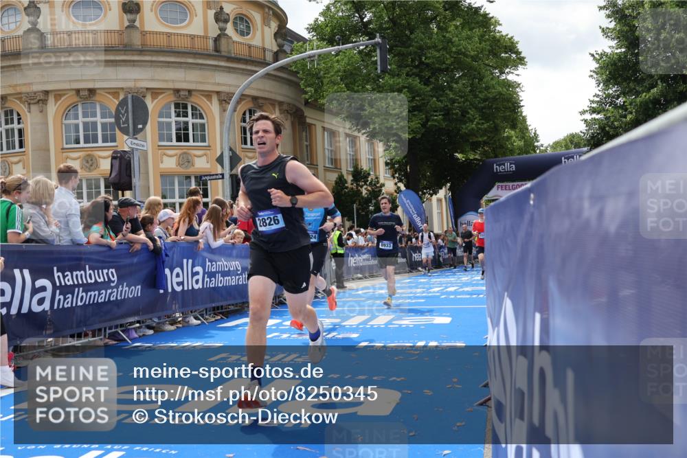 29.06.2025 - hella hamburg halbmarathon Strokosch-Dieckow http://msf.ph/oto/8250345 29.06.2025 10:40:07 Ziel 2826, 3547, 4381, 5007, 5050, 5409, 5410, 5508, 5916, 6080, 7495, 8465, 8933, 10968, 11731, 12091, 12704, 13514, 13667, 15424, 17973, 18614, 18979 meine-sportfotos.de