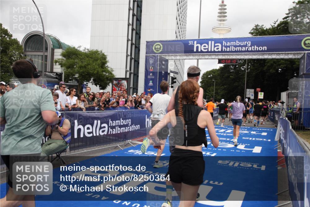 29.06.2025 - hella hamburg halbmarathon Michael Strokosch http://msf.ph/oto/8250364 29.06.2025 10:58:09 Ziel 1563, 1611, 3141, 4319, 4579, 6531, 6892, 8089, 10036, 10408, 11832, 12773, 13666, 15090, 15189, 15527 meine-sportfotos.de