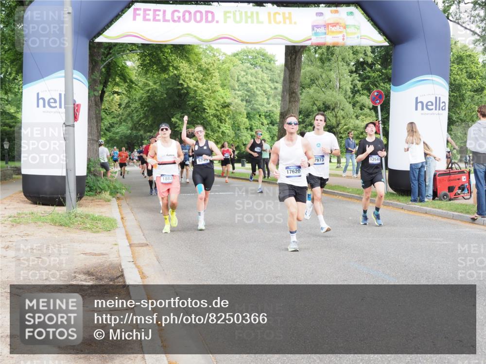 29.06.2025 - hella hamburg halbmarathon MichiJ http://msf.ph/oto/8250366 29.06.2025 10:28:50 Zwischen KM18-KM19 1882, 2750, 2826, 4889, 5375, 5508, 5745, 6149, 6683, 8346, 8574, 12540, 13158, 17245, 17620, 17973 meine-sportfotos.de